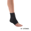 Opaska na staw skokowy StrapiLax™ Ankle Elastyczna dzianinowa orteza stawu skokowego z wkładkami na kostkę i regulowanymi pasami StrapiLax™, DonJoy®